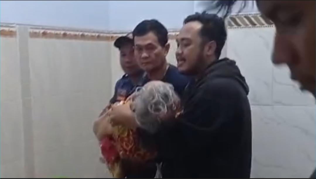 EVAKUASI-Personel-Damkar-Satpol-PP-Bangkalan-terpaksa-mendobrak-daun-pintu-berbahan.jpg
