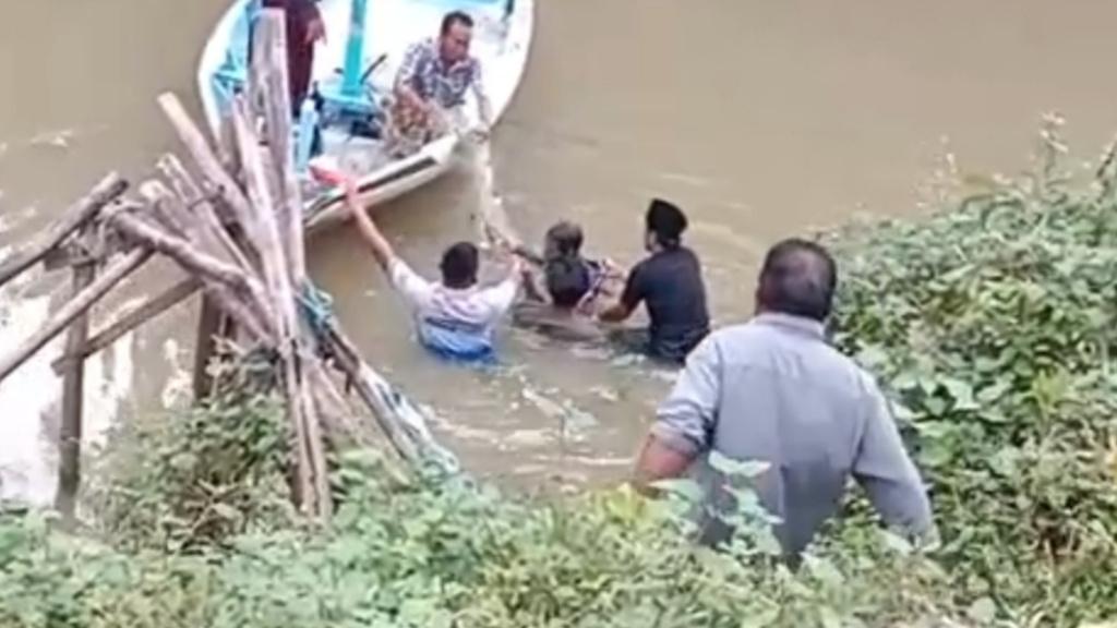 Evakuasi-kakek-MJ-70-dari-Sungai-Pocogan-Desa-Lajing-Kecamatan-Arosbaya-Bangkalan.jpg