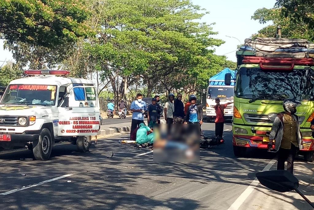 Evakuasi-korban-tewas-dalam-kecelakaan-di-Jalan-Nasional-Turi-Lamongan.jpg