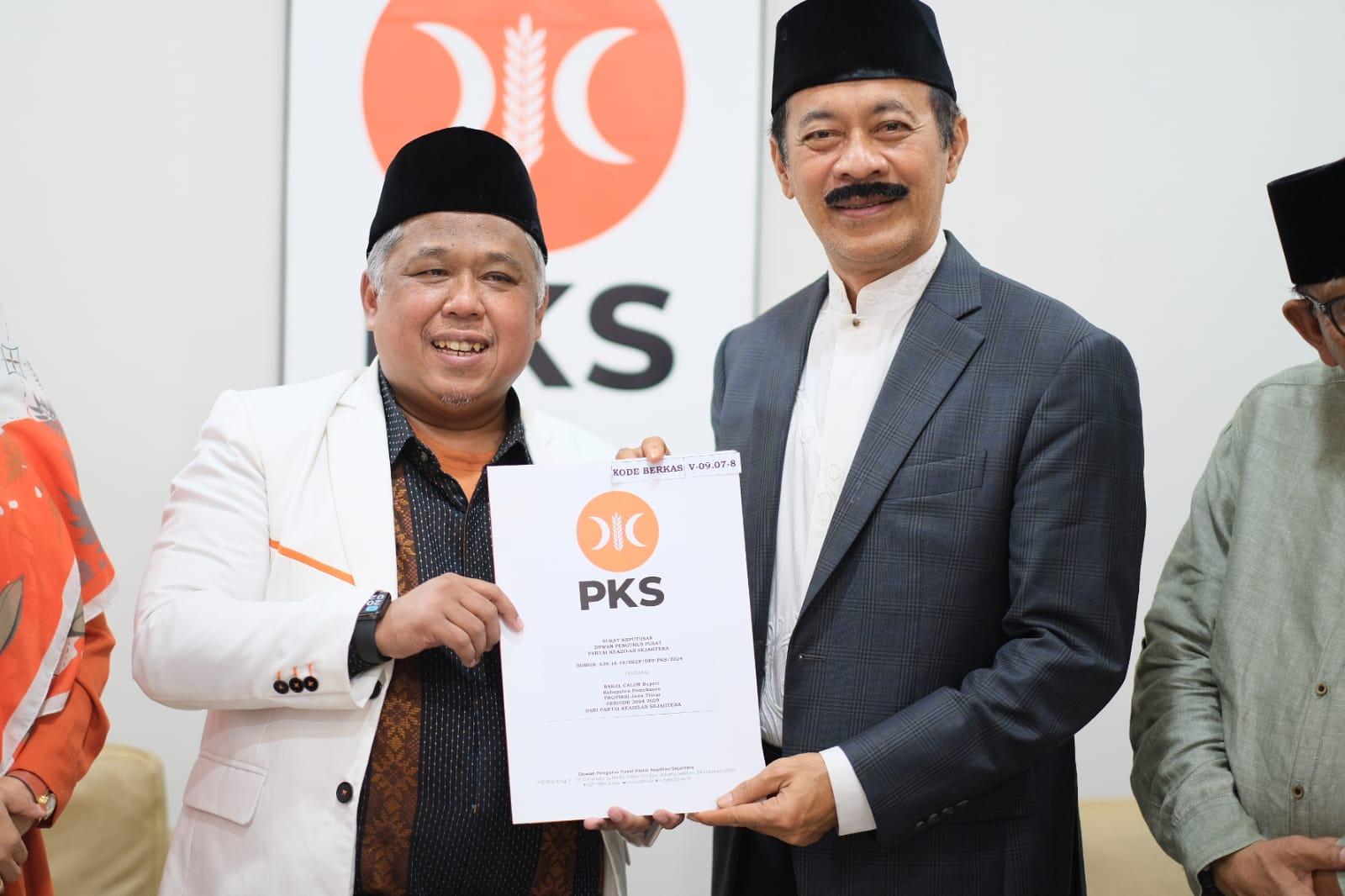 Fattah-Jasin-saat-menerima-SK-sebagai-Bacalon-Bupati-Pamekasan-dari-Ketua.jpg