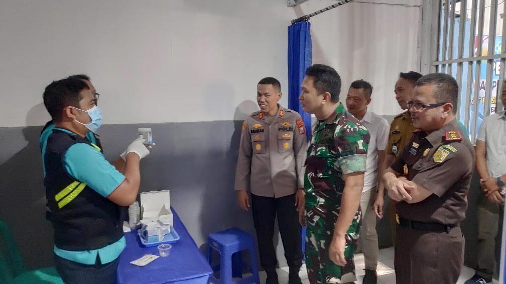 Forkopimda-Tuban-cek-ruang-pelayanan-kampung-anti-narkoba-di-Kecamatan-Tuban-Tuban.jpg