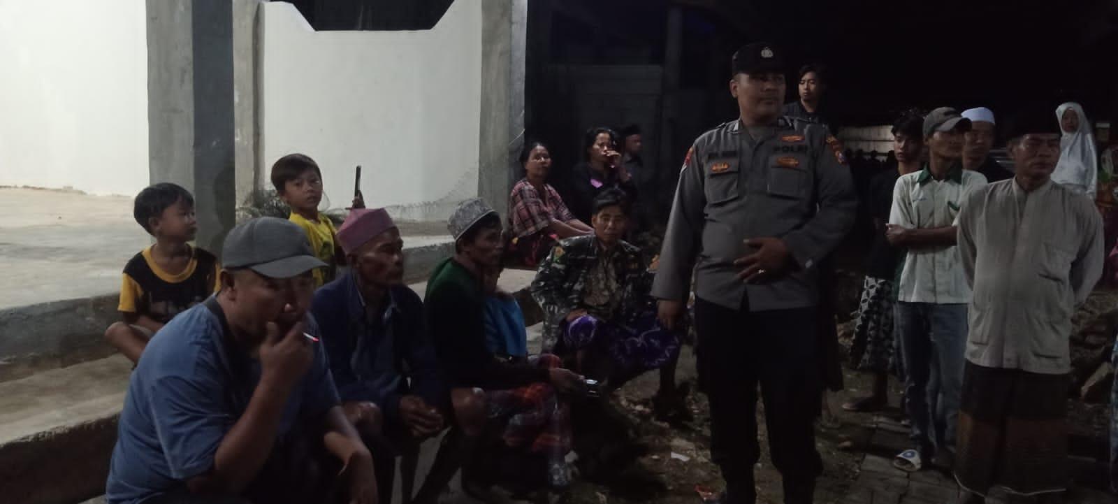 GEGERKAN-WARGA-Pihak-kepolisian-saat-hendak-mengamankan-seorang-pria.jpg