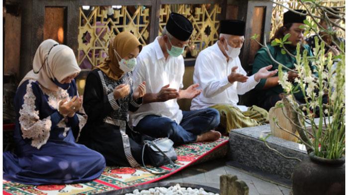 Ganjar Pranowo Ziarah ke Makam Bung Karno dan Gus Dur, Kenang Sosok Sang Proklamator Semasa Hidup