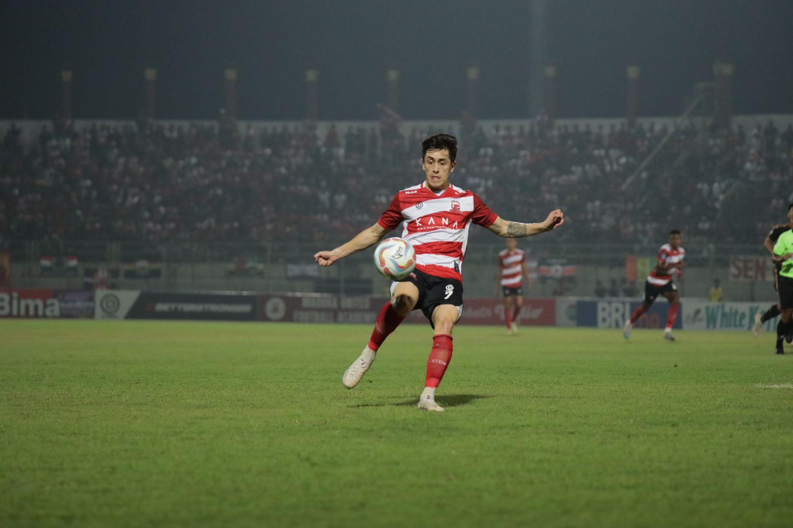 Gelandang-Madura-United-Francisco-Israel-Rivera-Dávalos.jpg