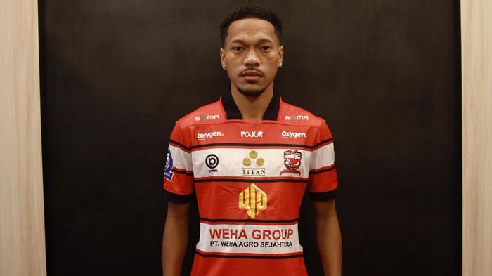 Giovani-Numberi-diperkenalkan-menjadi-rekrutan-baru-Madura-United-2026.jpg