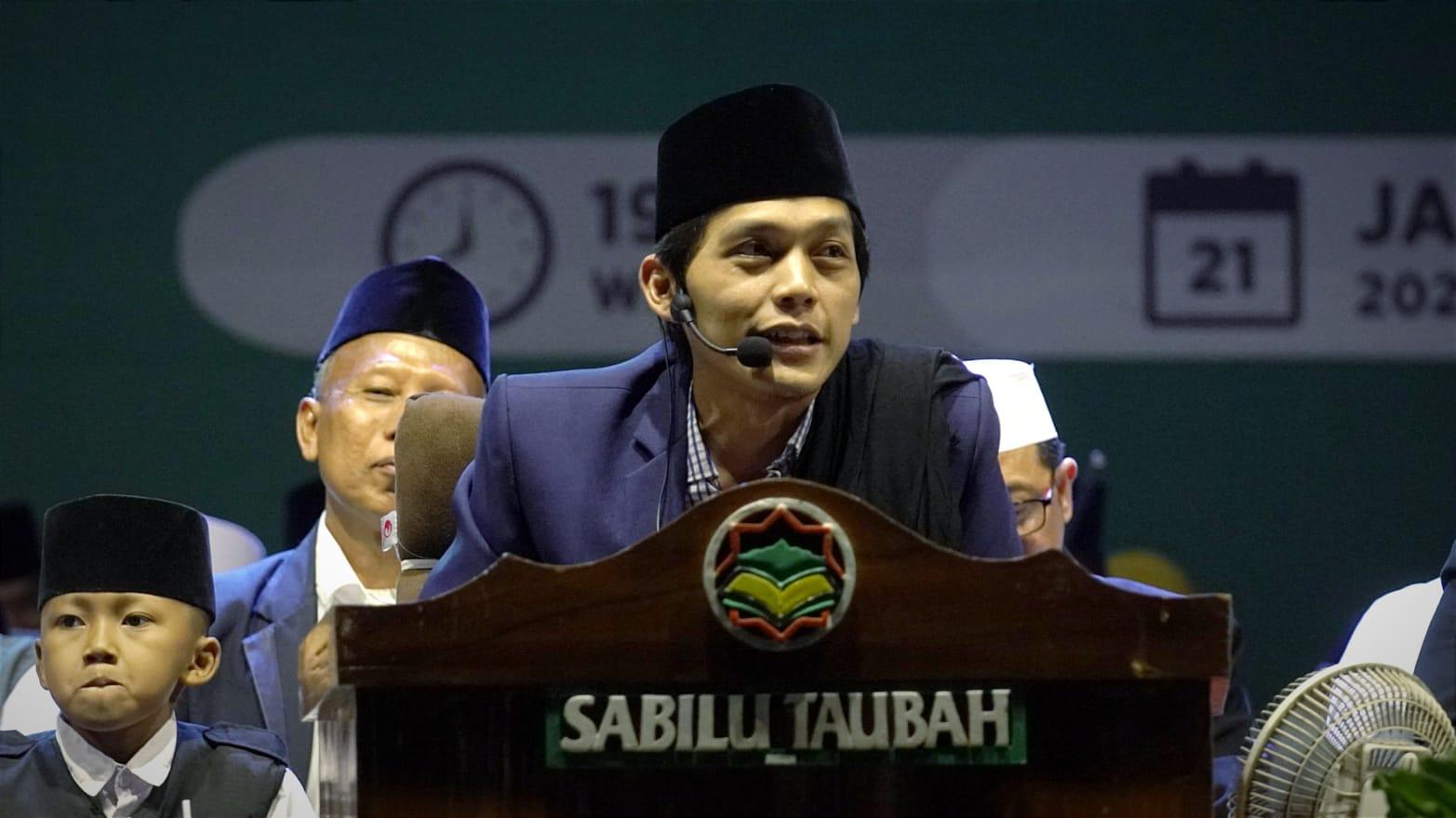 Gus-Iqdam-saat-memberi-tausyiah-di-Alun-Alun-Bojonegoro-Minggu-2112024-malam.jpg