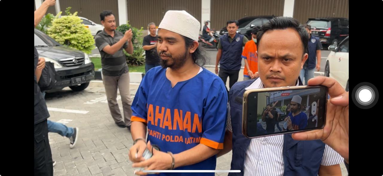 Tampang Gus Samsudin saat Pakai Baju Tahanan Polda Jatim, Ngaku Tak Nyeker atas Perintah Seseorang