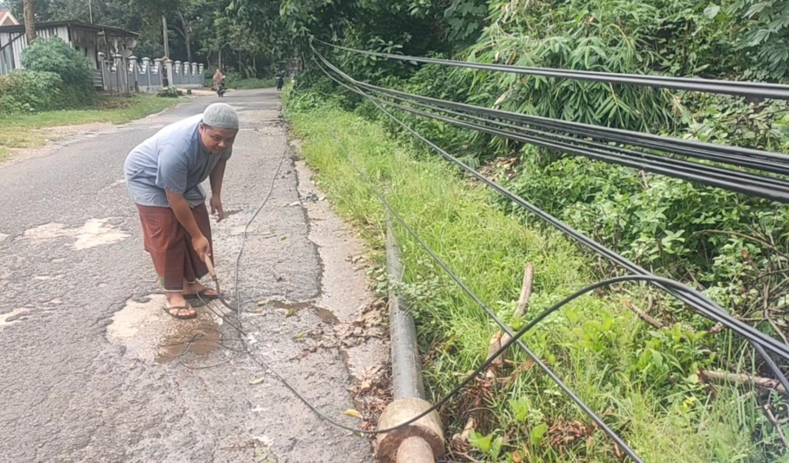 Tiang Roboh Akibat Cuaca Ekstrem di Bangkalan, Sepekan Kabel Internet Tak Terurus di Jalanan