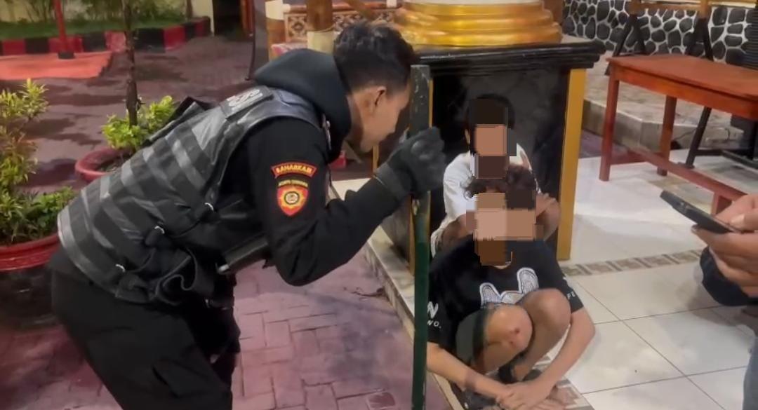 INTEROGASI-PELAKU-TAWURAN-Saat-seorang-pelaku-tawuran-diinterogasi-Anggota-Tim.jpg