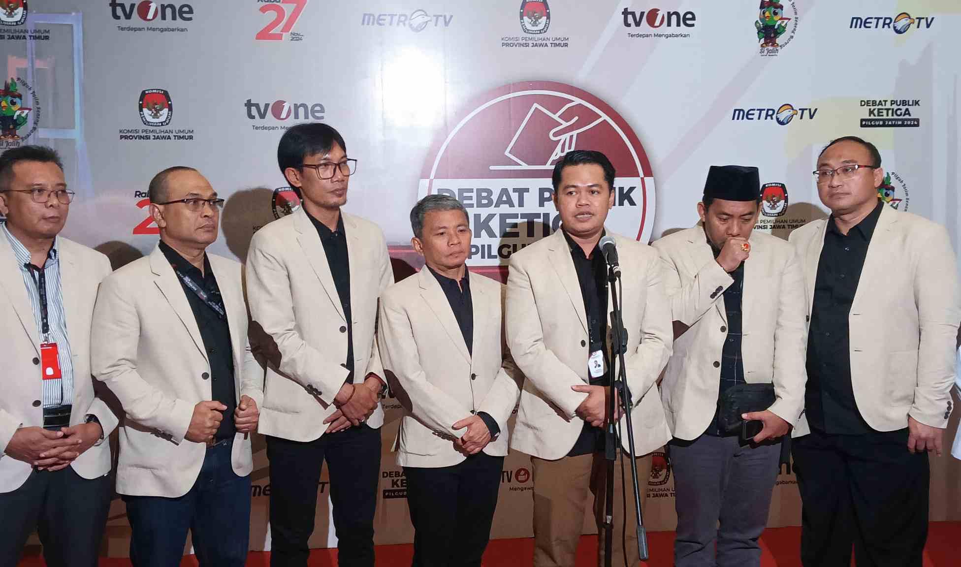 Jajaran-KPU-Jatim-saat-ditemui-seusai-gelaran-debat-ketiga-Pilgub-2024-yang.jpg