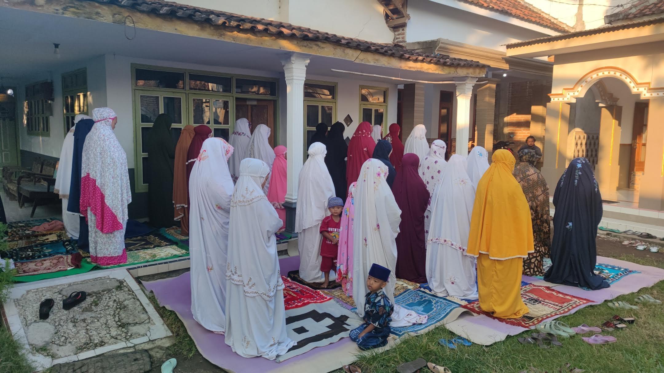 Jamaah-Aboge-di-Krajan-Desa-Leces-Kecamatan-Leces-Probolinggo-Salat-Ied-Minggu-2342023.jpg
