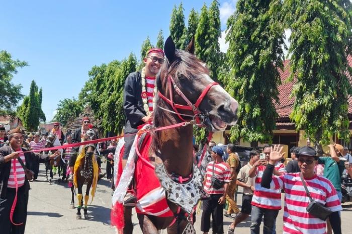 Jaran-Serek-Budaya-tradisional-di-Sumenep-Madura.jpg