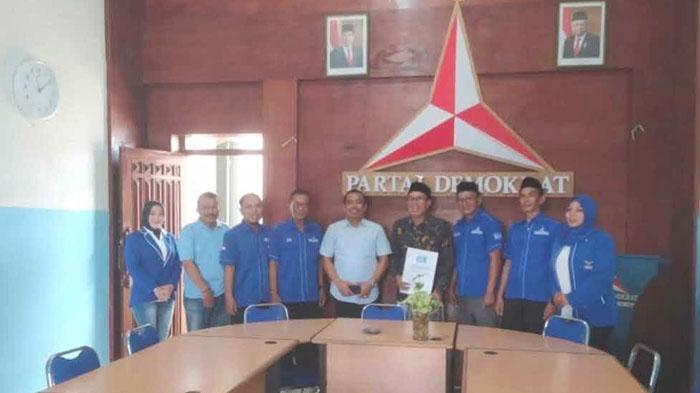 KH Unais Ali Hisyam, Kader PKB Daftar Bacabup Sumenep ke Partai Demokrat