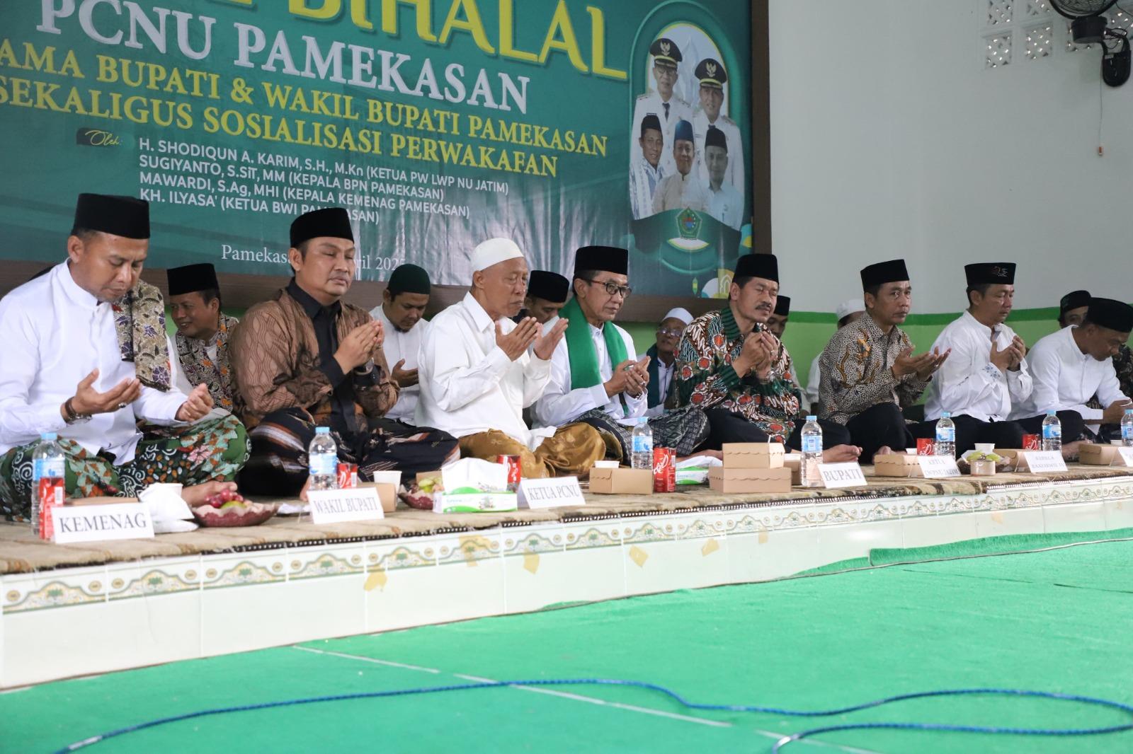 KOMPAK-Ketua-PCNU-Kabupaten-Pamekasan-KH-Taufiq-Hasyim-dua-dari-kiri-saat-me.jpg