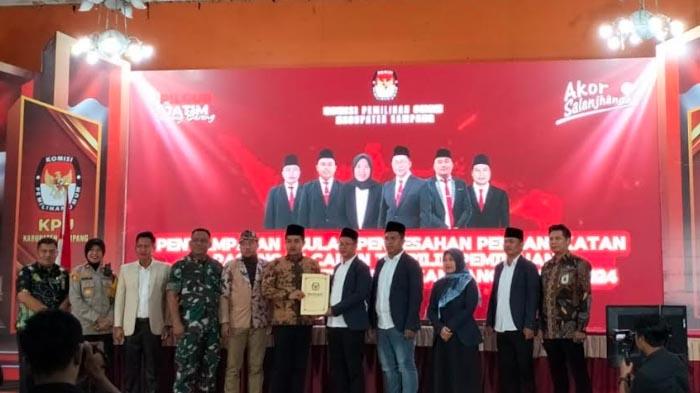 KPU-Sampang-menyerahkan-SK-usulan-pengesahan-hasil-penetapan-paslon-terpilih.jpg