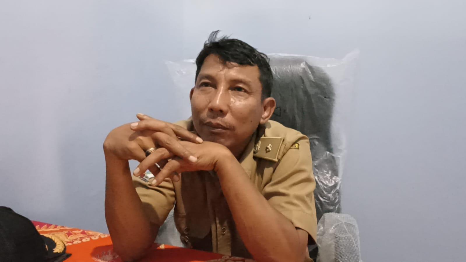 Kades-Ngunut-Suwarno-saat-diwawncara-awak-media-di-ruan.jpg