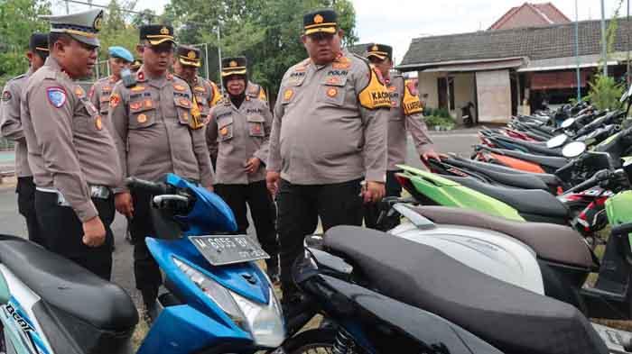 Kapolres-Pamekasan-AKBP-Jazuli-Dani-Iriawan-mengecek-puluhan-motor-balap-liar.jpg
