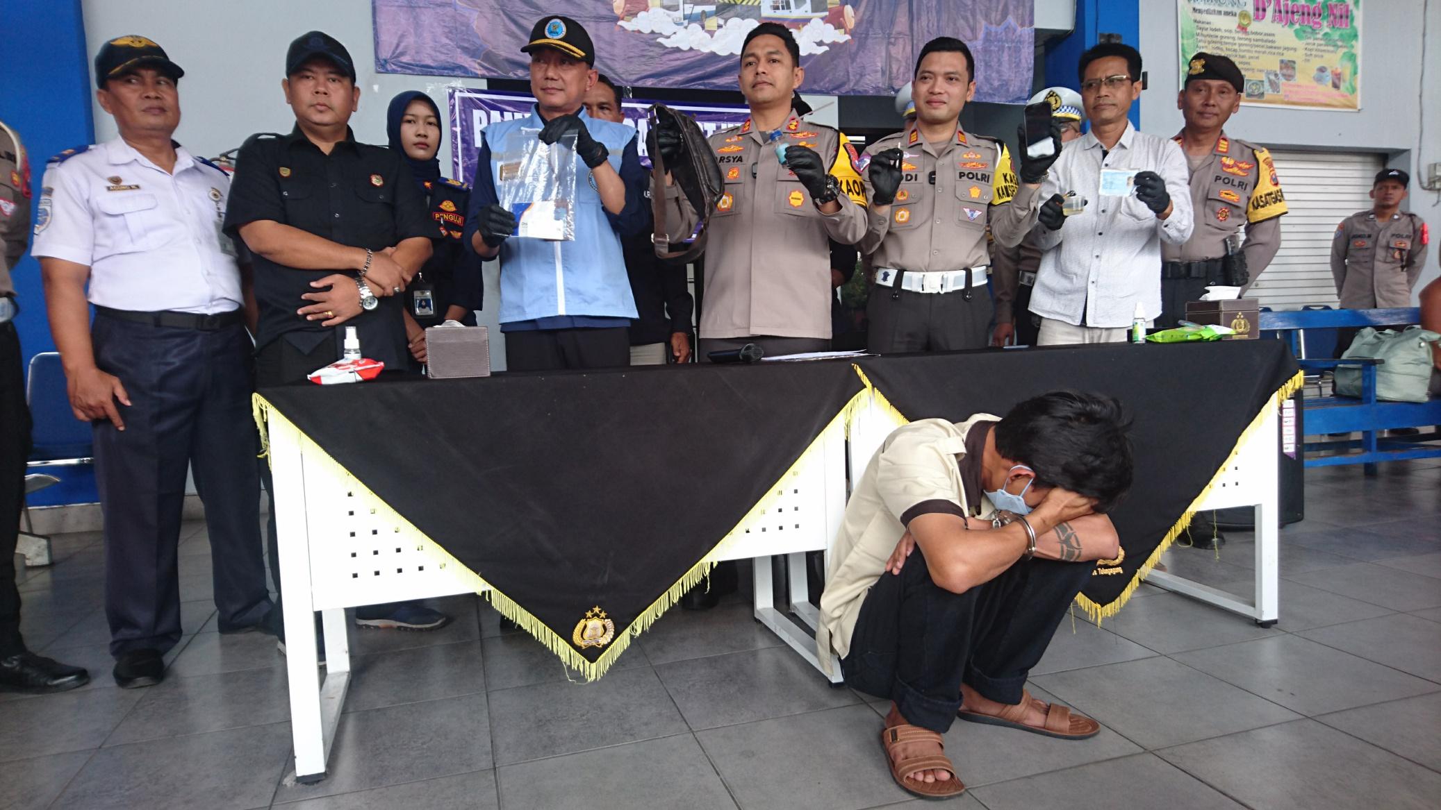 Kapolres-Tulungagung-AKBP-Teuku-Arsya-Khadafi-menunjukkan-barang.jpg