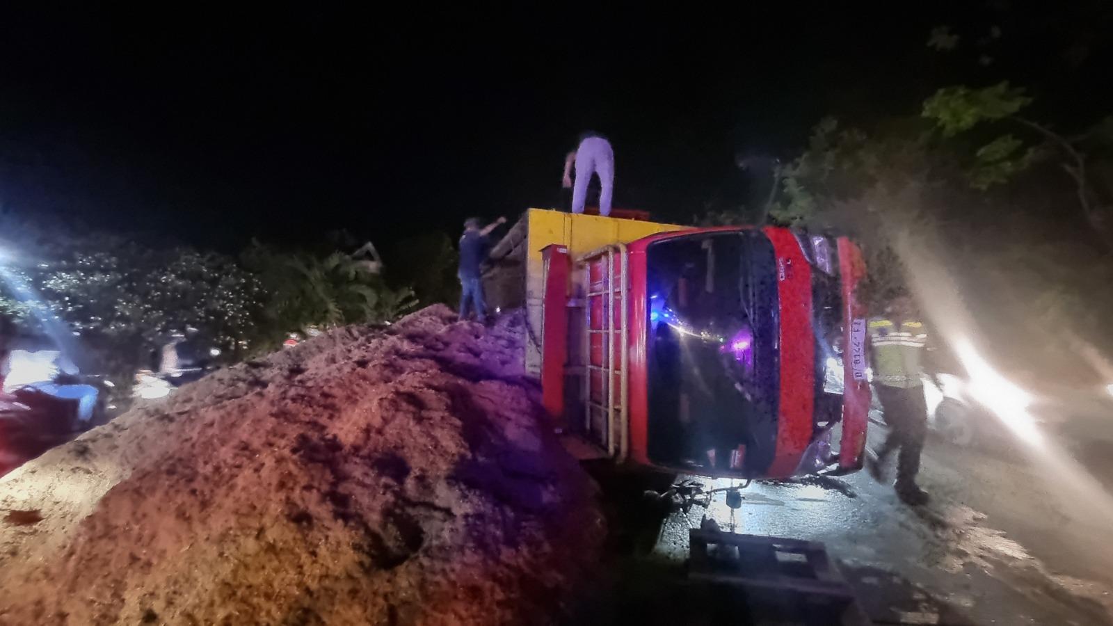 Kecelakaan Truk vs Truk di Duduksampeyan Gresik, Sebabkan Macet Panjang, Kondisi Sopir Memilukan