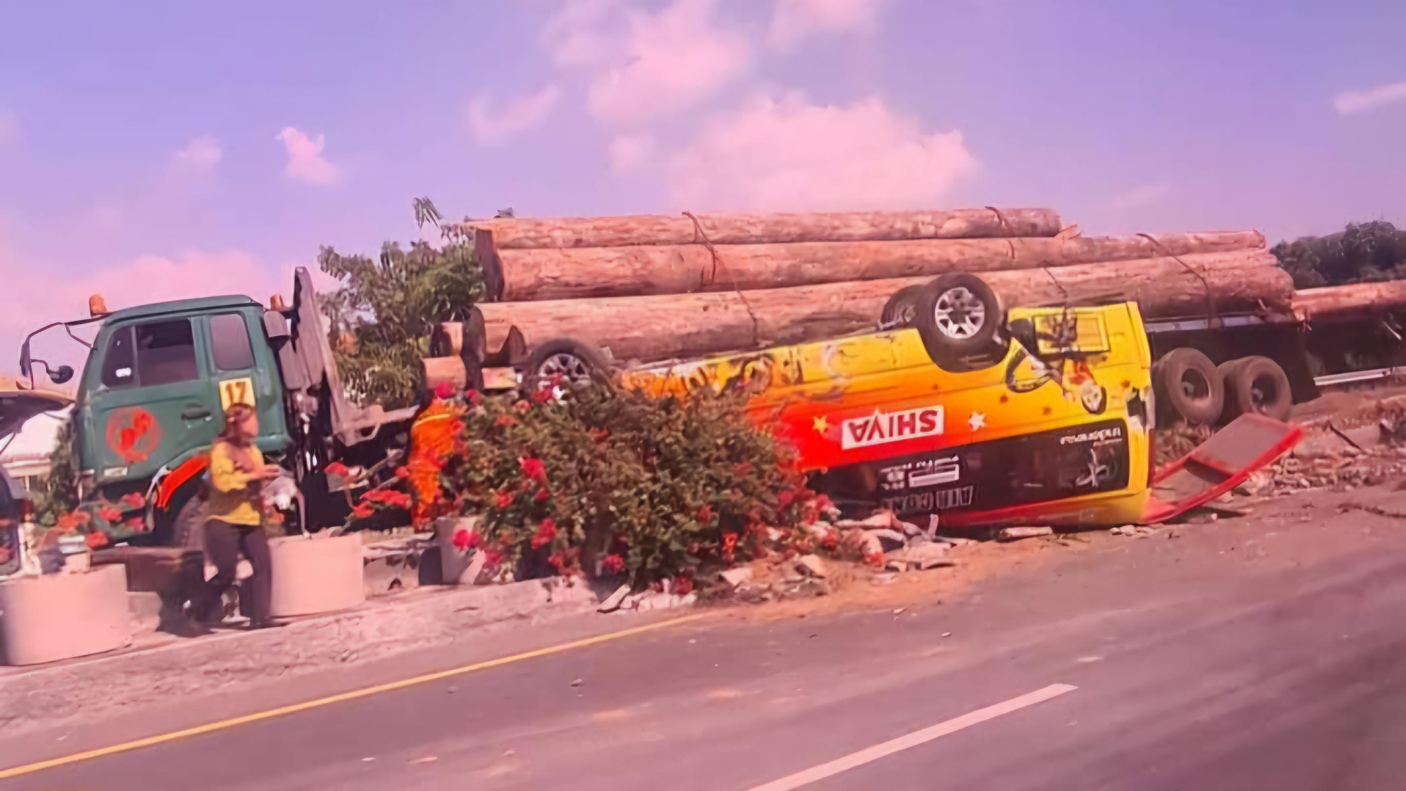 BREAKING NEWS: Elf Berpenumpang 15 Orang Dihantam Truk Trailer di Tol Kebomas Gresik, 2 Tewas