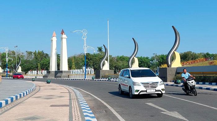 Kendaraan-melintas-di-jalan-raya-kawasan-Alun-alun-Trunojoyo-Sampang-2025.jpg