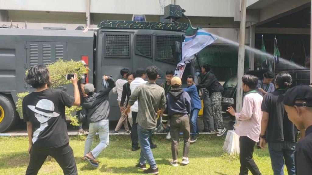 Kendaraan-water-canon-Polres-Bangkalan-menjadi-sasaran-pelemparan-pendemo.jpg