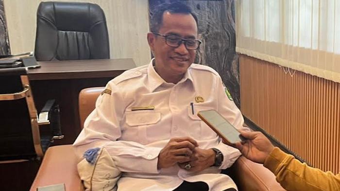 Kepala-BKPSDM-Sumenep-Benny-Irawan-saat-memberikan-keterangan-di-ruang-kerjanya.jpg