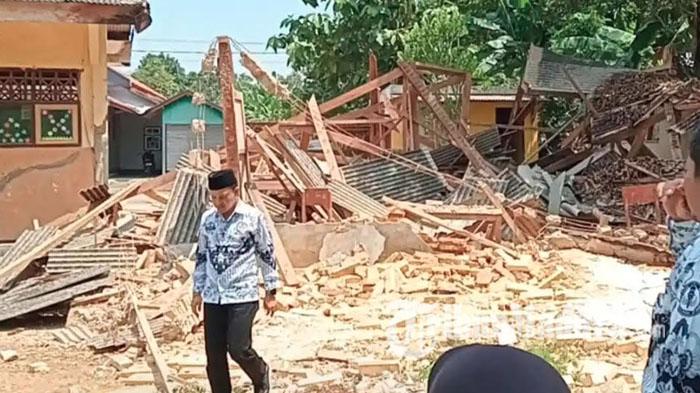Kepala-Bidang-Pembinaan-SD-Dinas-Pendidikan-Kabupaten-Bangkalan-Ali-Yusri-sekolah-ambruk.jpg