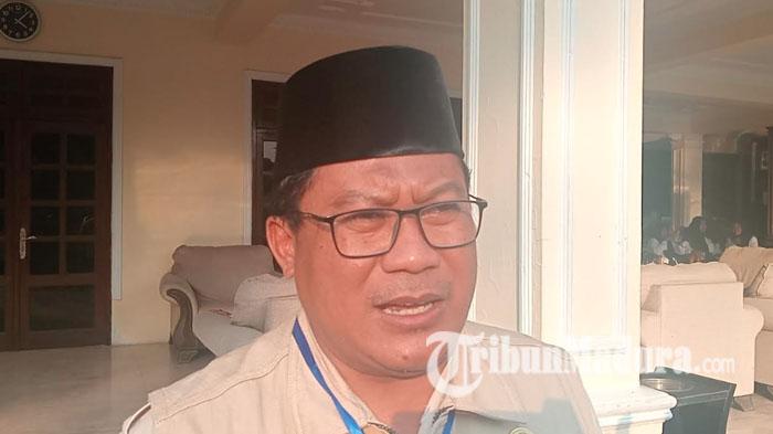 Kepala-Kantor-Kementerian-Haji-dan-Umrah-Jombang-Ilham-Rohim-saat-proses-pemberangkatan-jemaah-haji.jpg