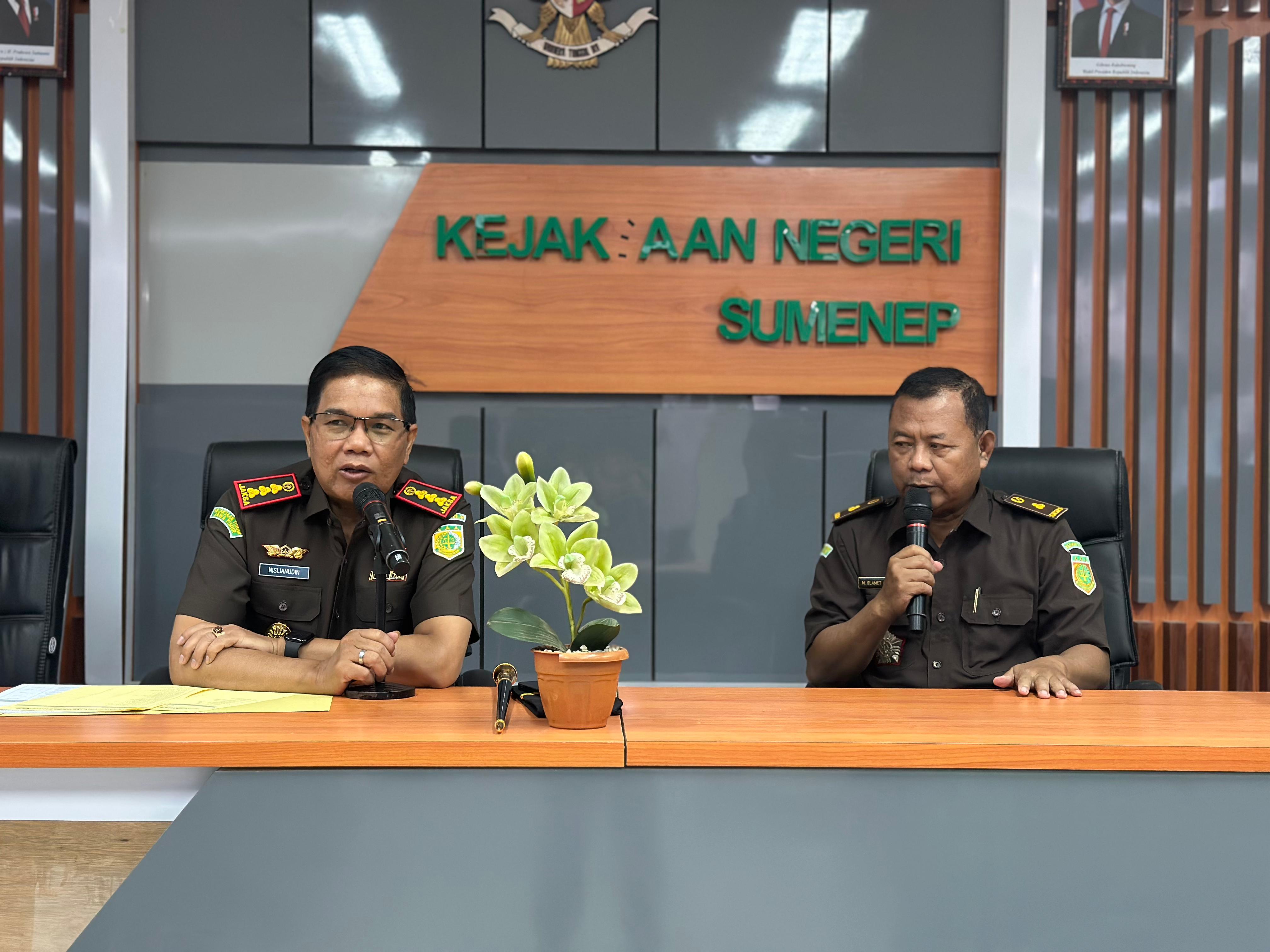 Kepala-Kejaksaan-Negeri-Kajari-Sumenep-yang-baru-Nislianudin-kiri-saat.jpg
