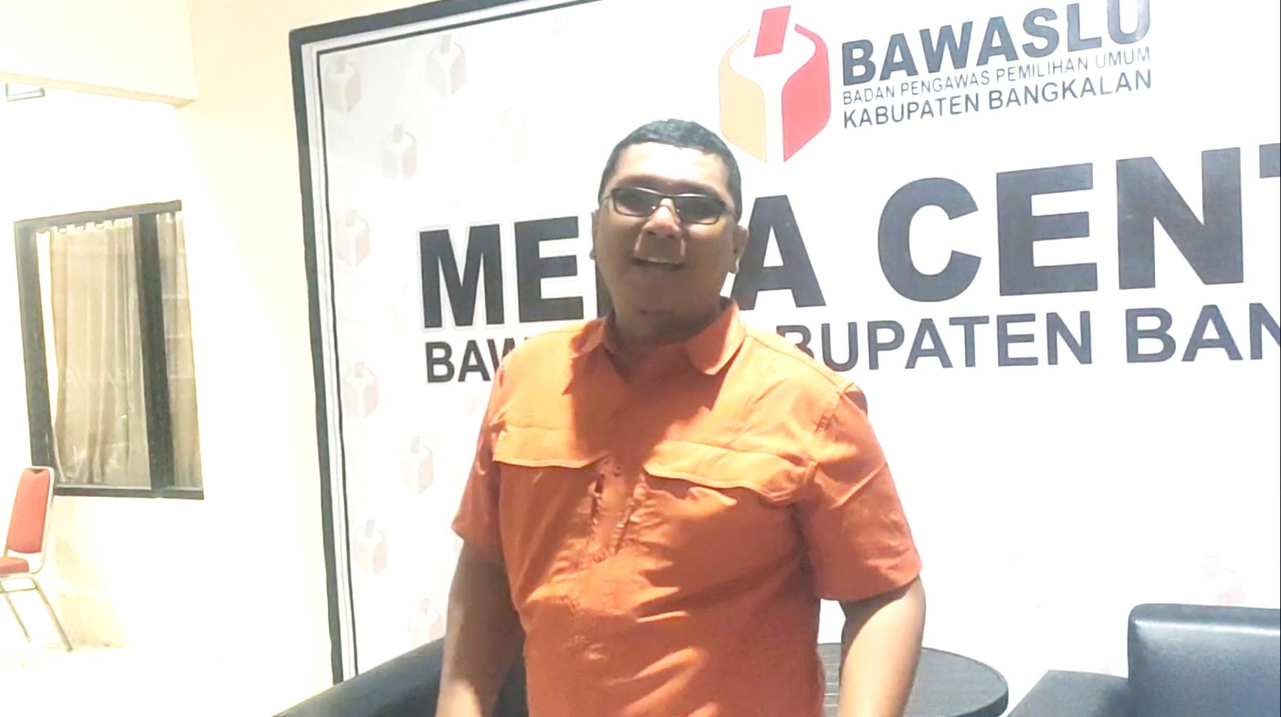 Ketua-Bawaslu-Kabupaten-Bangkalan-Ahmad-Mustain-Saleh-membeberkan.jpg