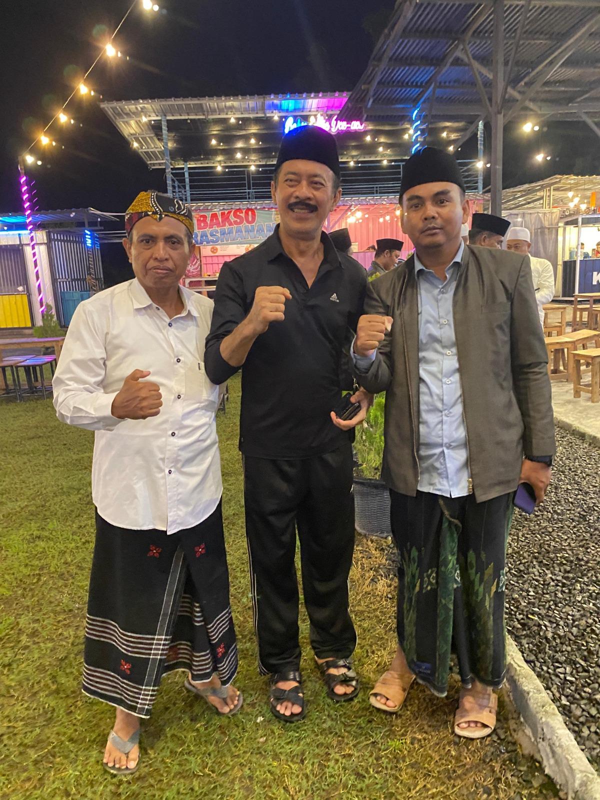 Ketua-DPC-Madas-Pamekasan-Abdus-Samad-kiri-saat-foto-bersama-Fattah.jpg