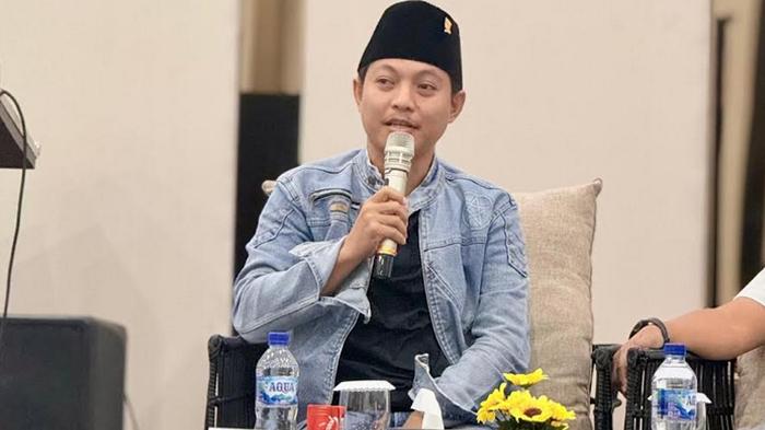 Ketua-Fraksi-PDI-Perjuangan-DPRD-Sumenep-Hosnan-dalam-acara-diskusi-publik-2026.jpg