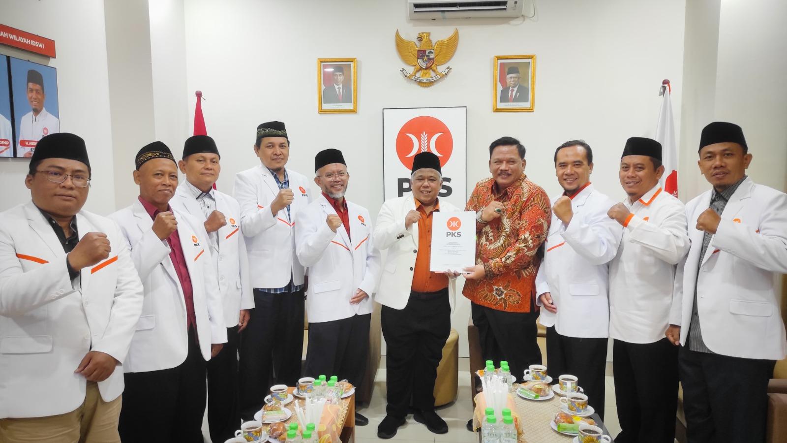 Ketua-PKS-Jatim-Serahkan-SK-DPP-untuk-3-Pilkada-Termasuk-Slamet-Junaidi-di-Sampang.jpg