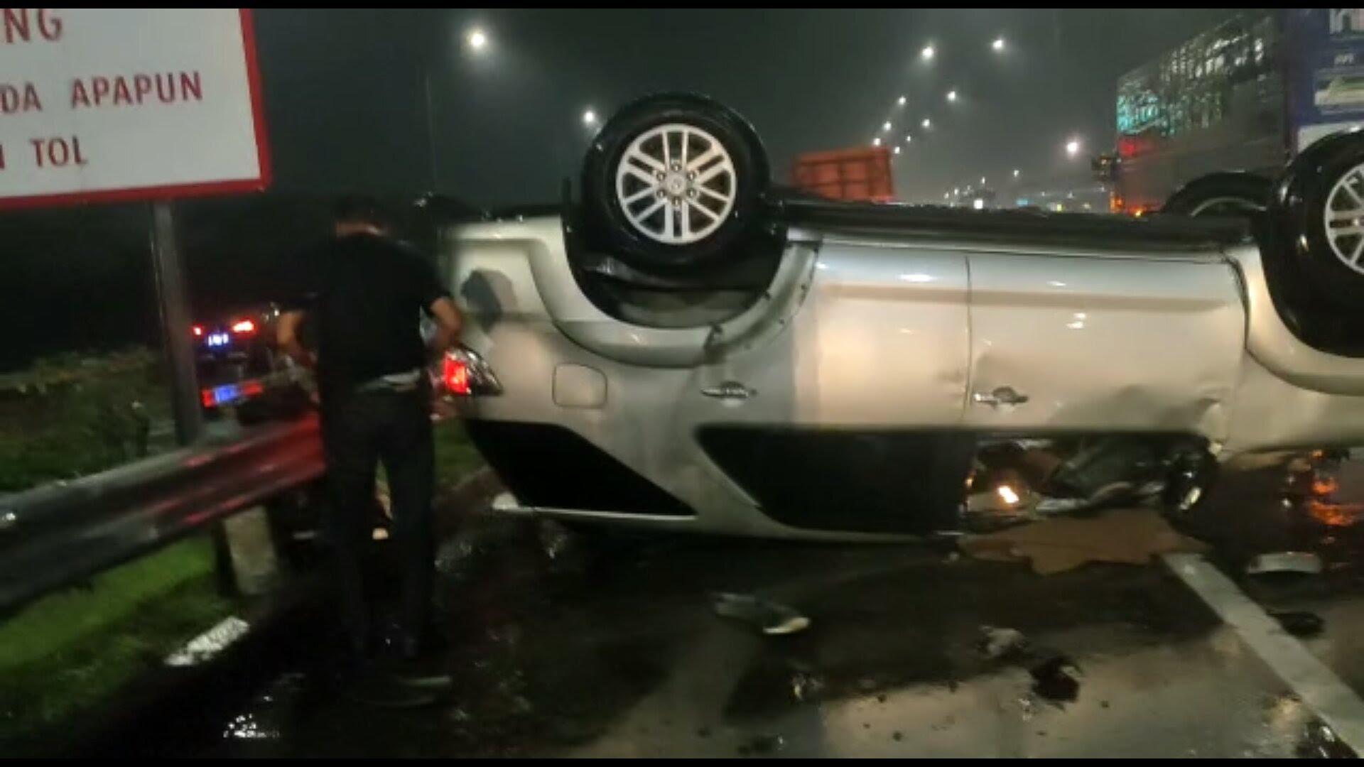 Pulang Demo dari Jakarta, Mobil Rombongan Kades Pamekasan Terguling di Sidoarjo