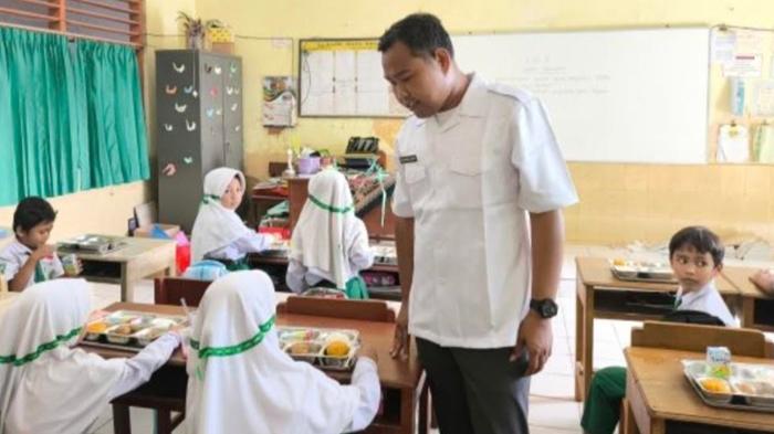 Koordinator-Wilayah-SPPG-Sumenep-M-Kholilur-Rahman-meninjau-penyaluranmbg-ilustrasi-mbg.jpg
