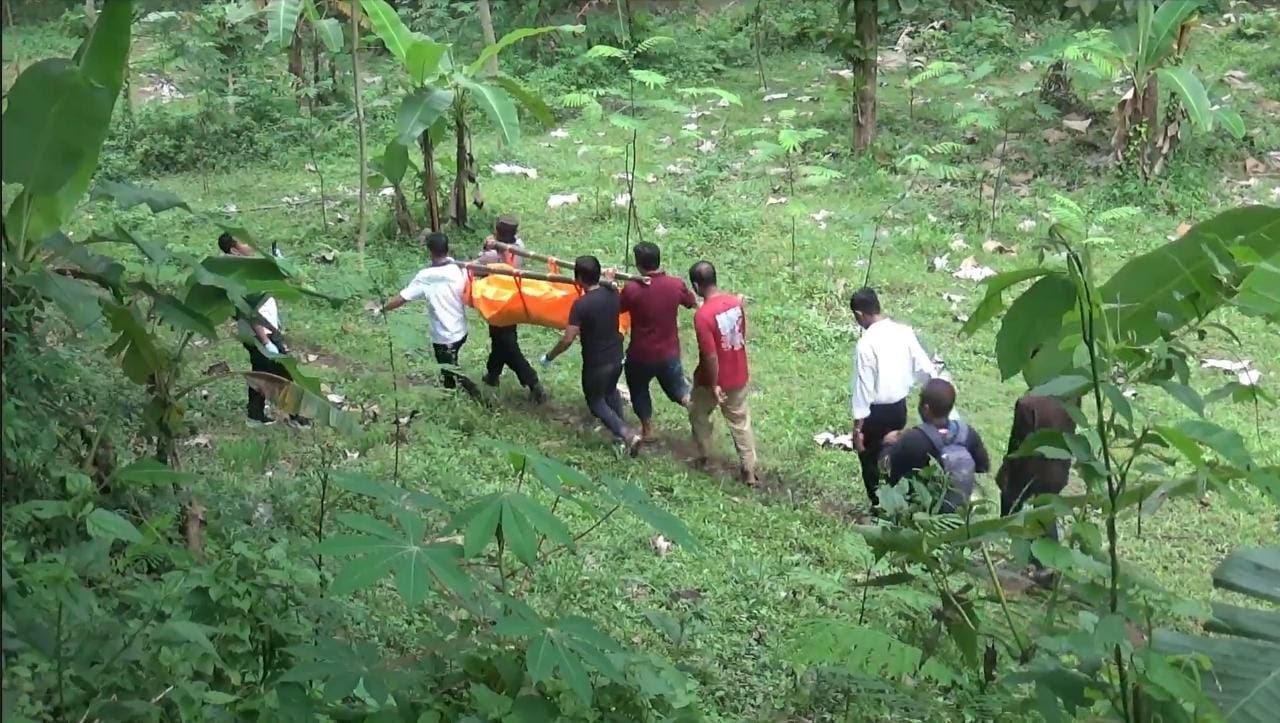 Korban-berusia-43-tahun-tak-bernyawa-luka-sabetan-senjata-tajam-dievakuasi-Polres-Lumajang.jpg