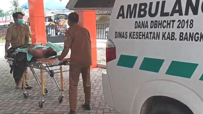 Korban-pembacokan-di-rumah-kos-Bangkalan-saat-dievakuasi.jpg