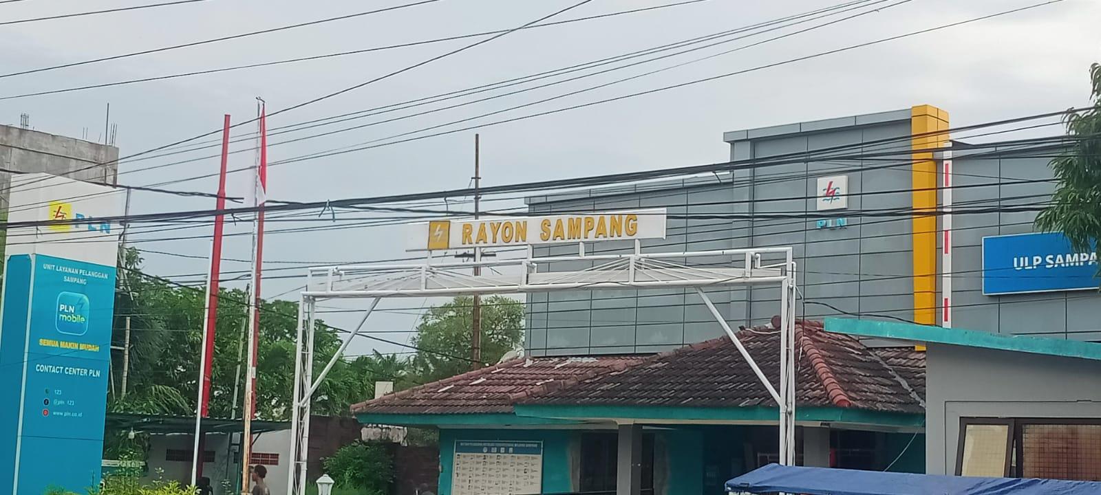 PLN Diduga Labrak Aturan saat Pemindahan Trafo di Sampang, Warga Diperbolehkan Ngelos Listrik