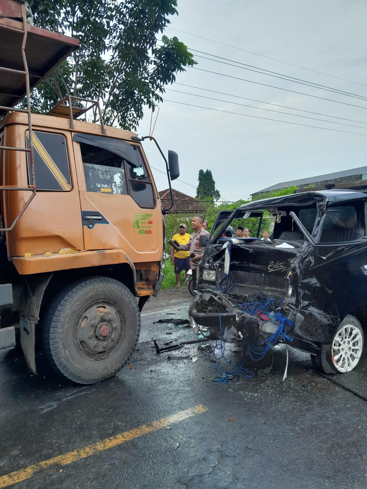 LAKA-MAUT-GRESIK-Petugas-mengevakuasi-kecelakaan-antara-mobil-pick-up.jpg