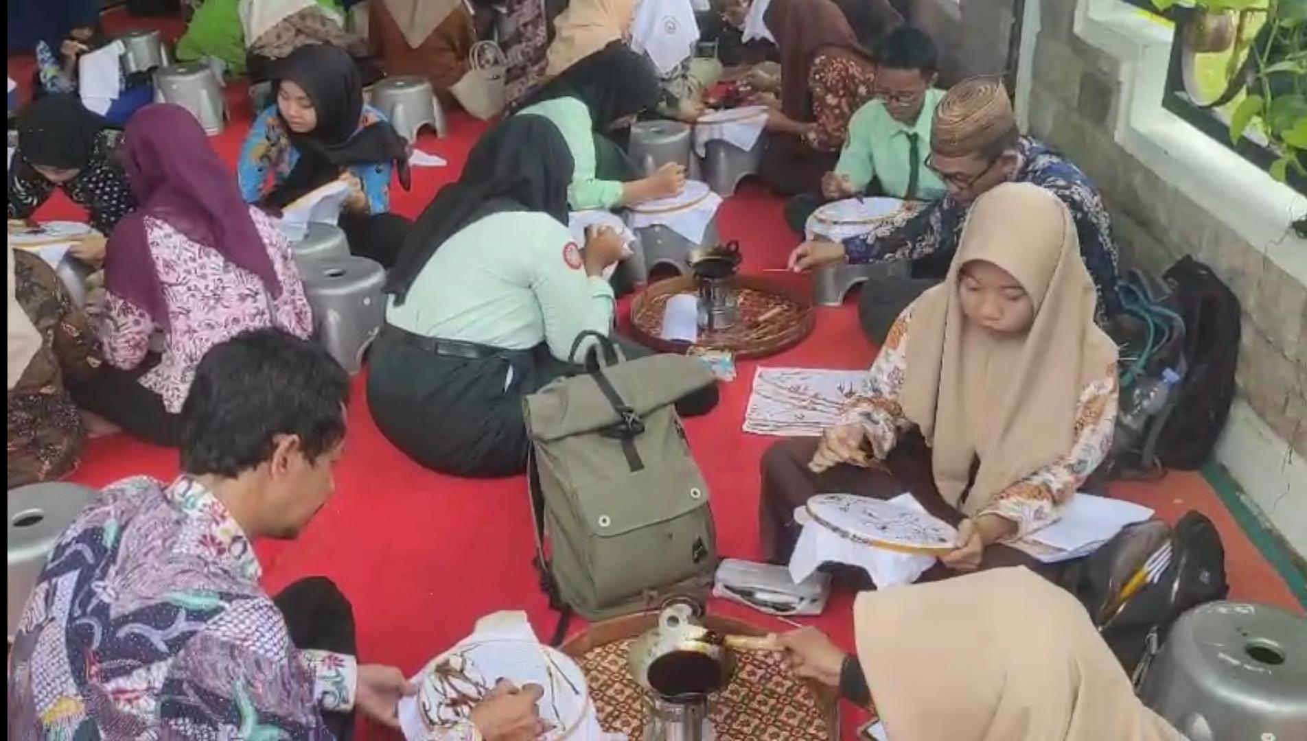 LESTARIKAN-KEBUDAYAAN-BATIK-Belasan-siswi-meluapkan-ekspresi-di-atas.jpg