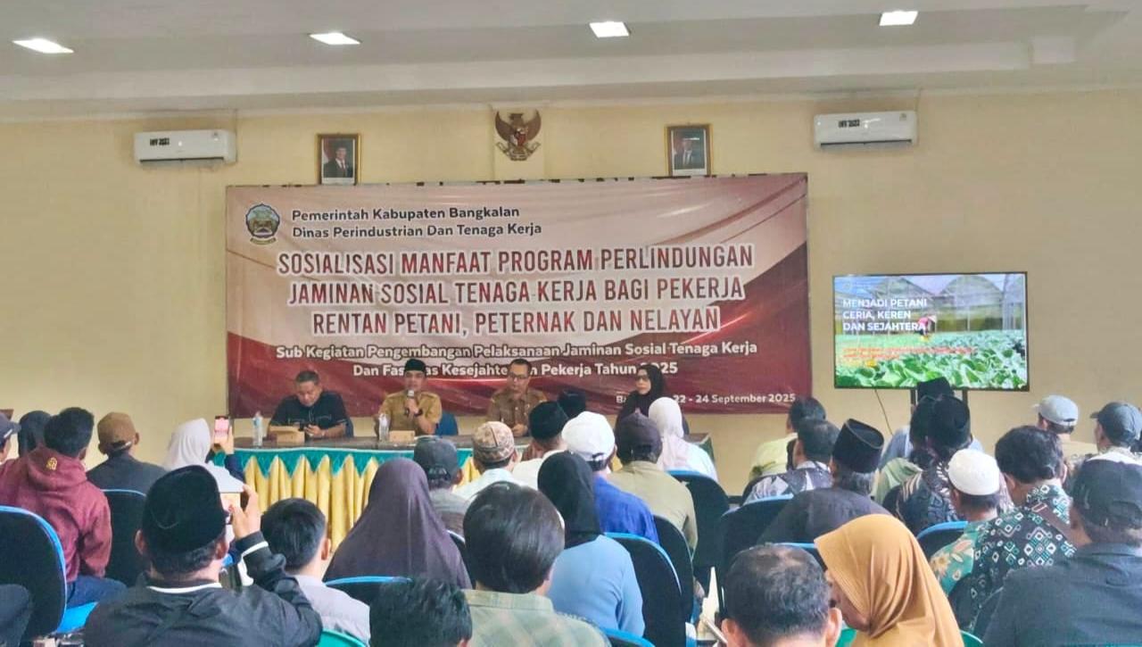 LINDUNGI-PEKERJA-RENTAN-Bupati-Bangkalan-Lukman-Hakim-memberikan.jpg