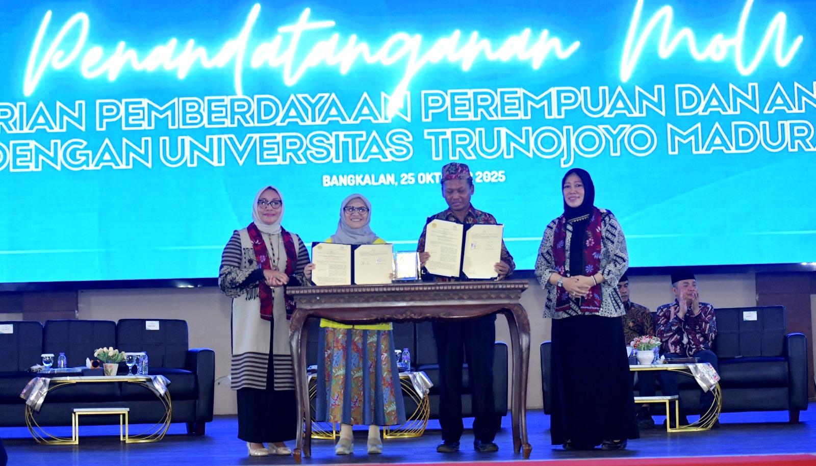 LINGKUNGAN-KAMPUS-NYAMAN-Rektor-UTM-Prof-Dr-Safi-SH-MH-bersam.jpg