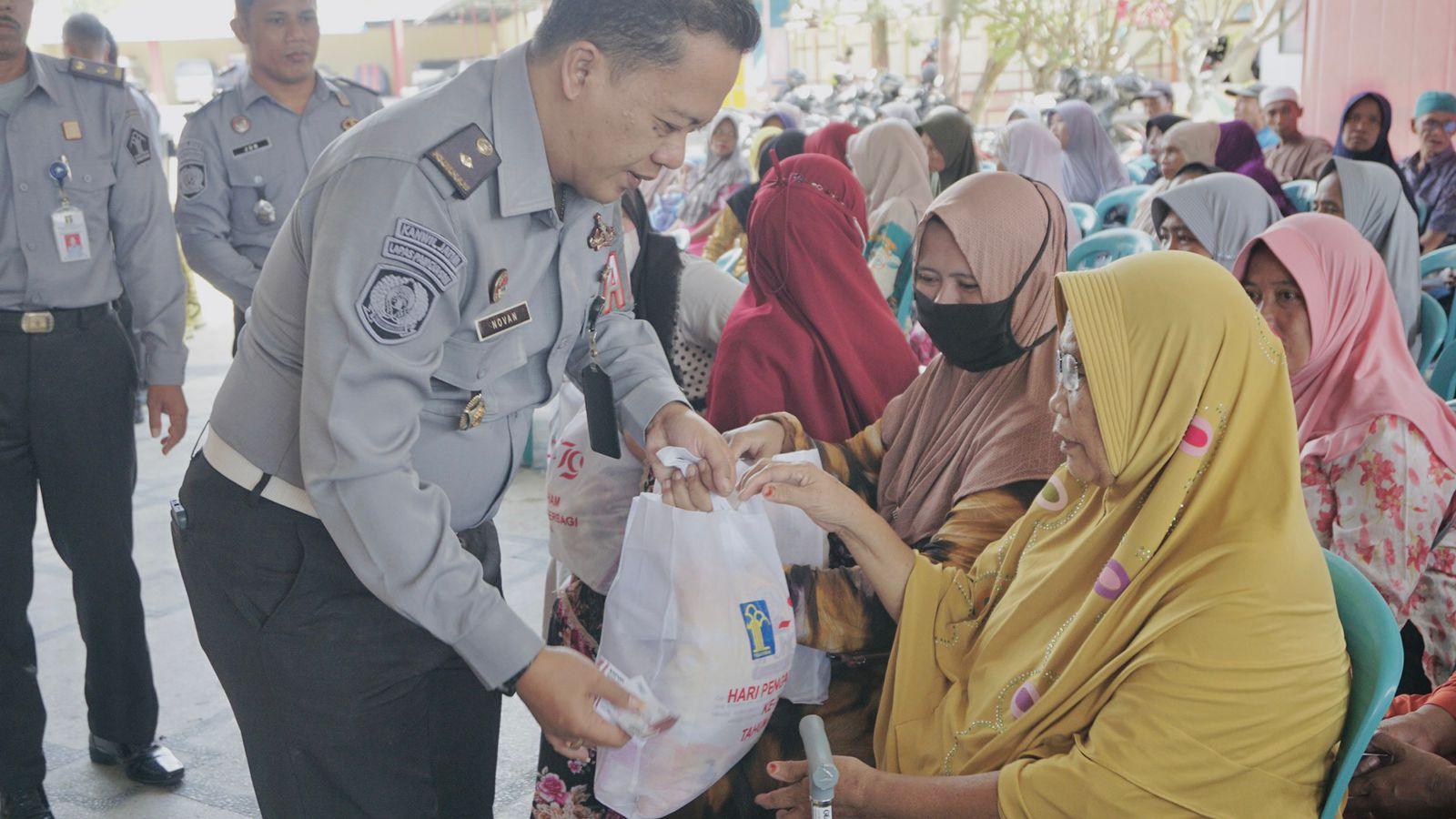 Lapas Pamekasan Bagikan 120 Paket Sembako Gratis untuk Warga, Momen Peringati Hari Pengayoman ke-79