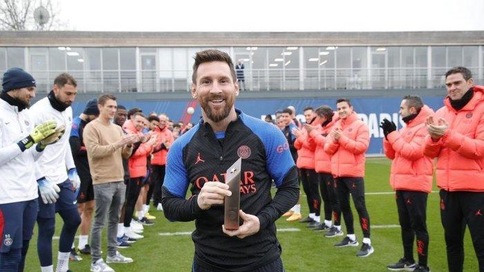 Lionel-Messi-saat-menerima-penghargaan-dari-rekan-setimnya-di-PSG-usai-kembali-ke-Paris.jpg