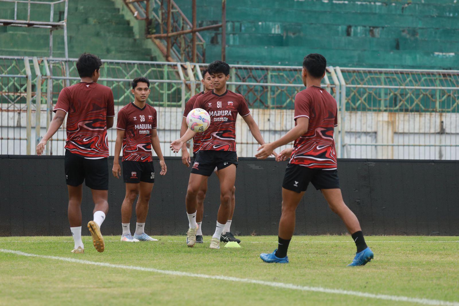 MADURA-UNITED-FC-Suasana-saat-pemain-Madura-United-FC-latihan-di-Stadion-Gelora-Bangkalan.jpg