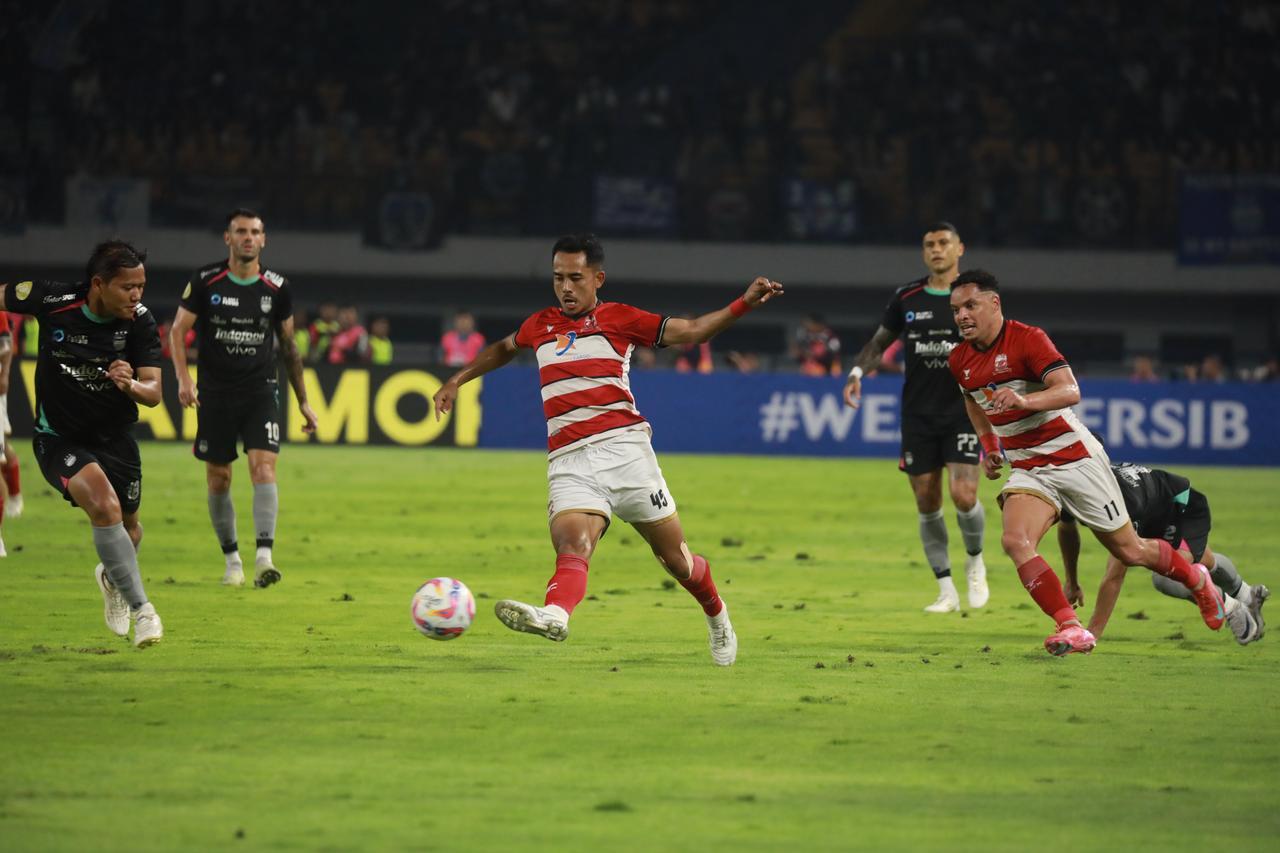 MADURA-UNITED-Suasana-saat-pemain-Madura-United-FC-menggi.jpg