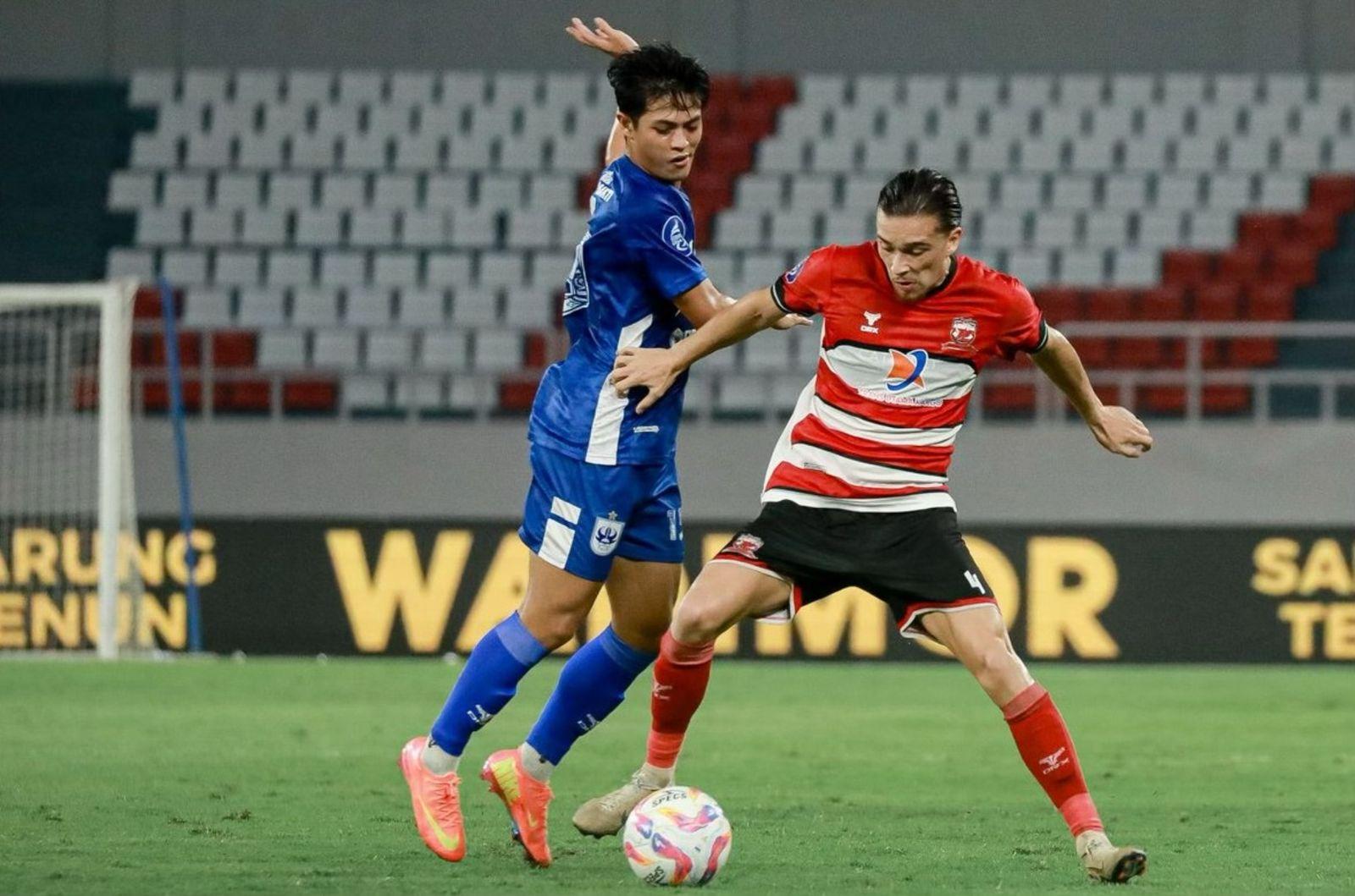 MENANG-DRAMATIS-Gelandang-Madura-United-Jordy-Wehrmann-kanan-berduel-dengan.jpg