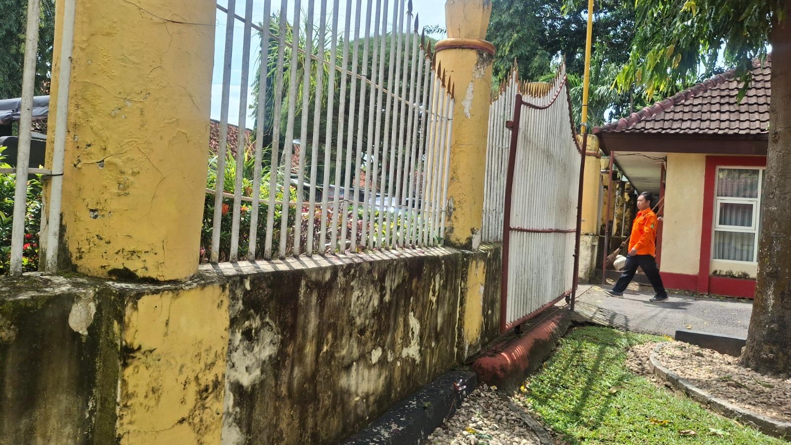 MENGENASKAN-Tampak-pagar-museum-keraton-Sumenep-dibiarkan-dipenuhi.jpg