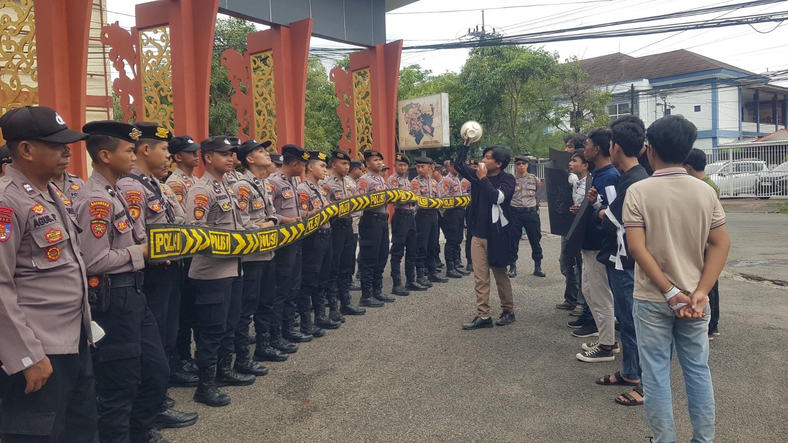 Pertengahan Bulan Suci Maradan 1445 H, Kantor DPMPTSP Didemo Mahasiswa Soal Maraknya Penjualan Miras